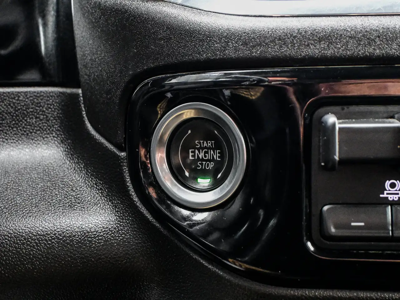 Chevrolet Silverado 1500 - Image 24