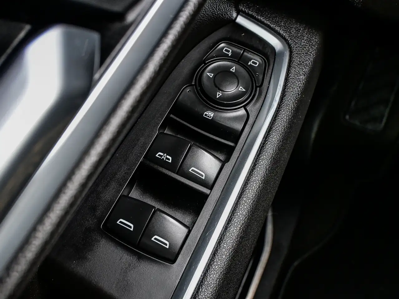 Chevrolet Silverado 1500 - Image 18