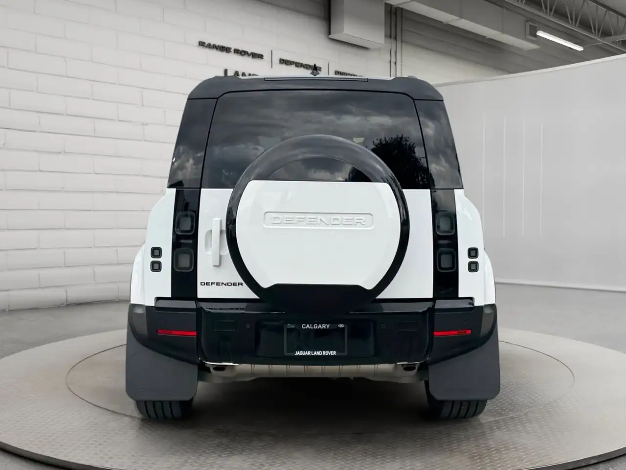 Land Rover Defender - Image 4