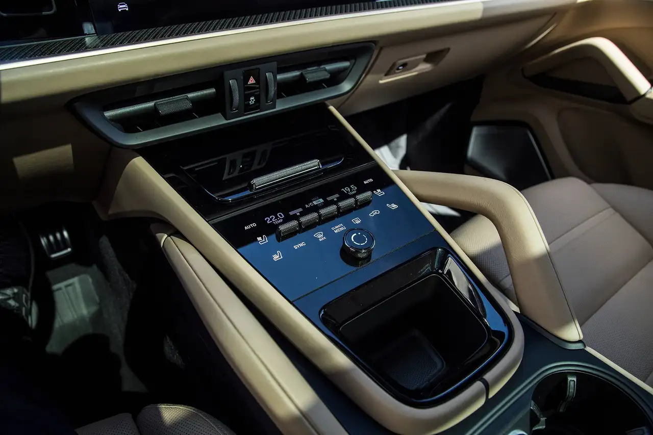 Porsche Cayenne - Image 22