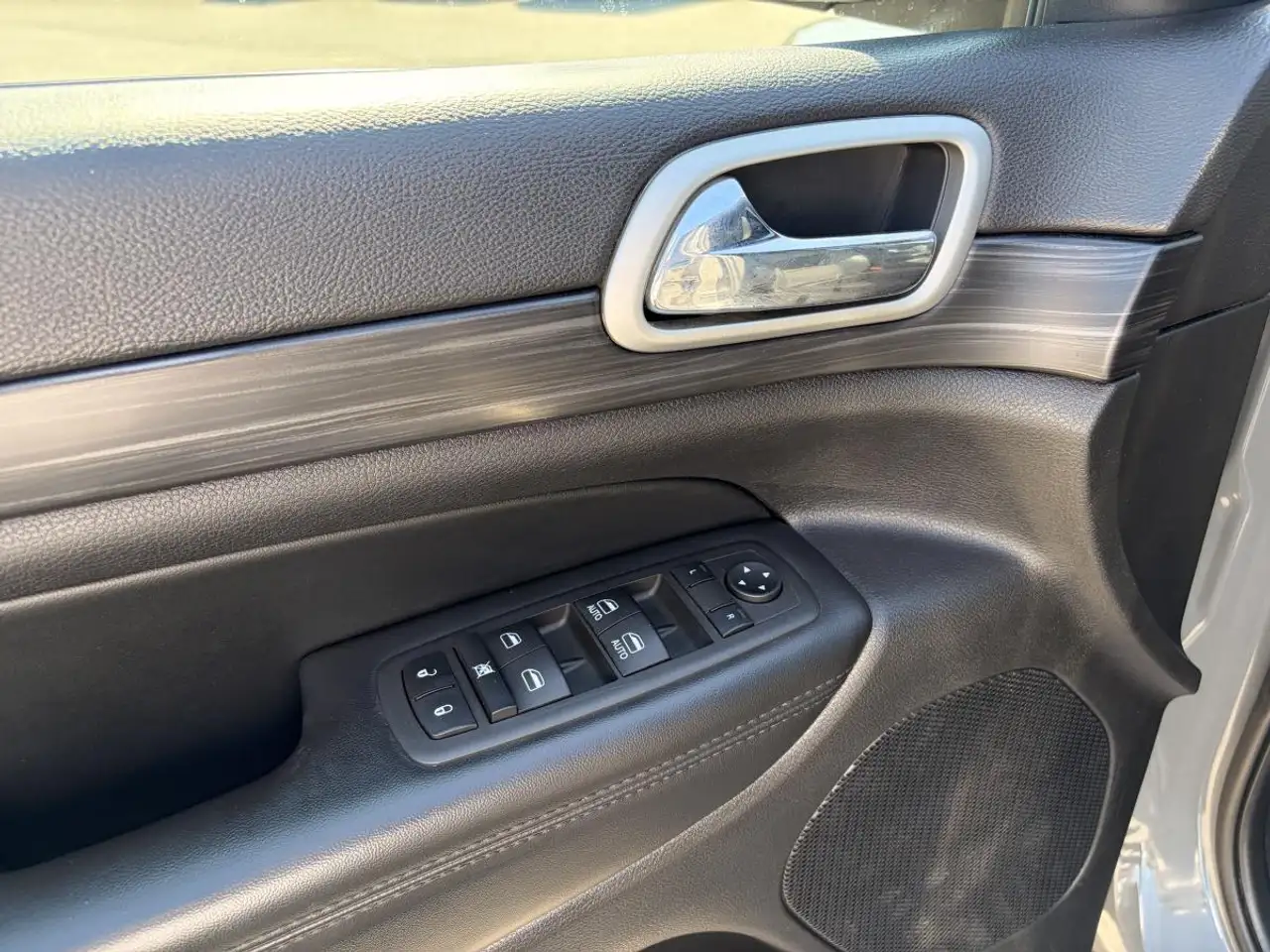 Jeep Grand Cherokee - Image 16