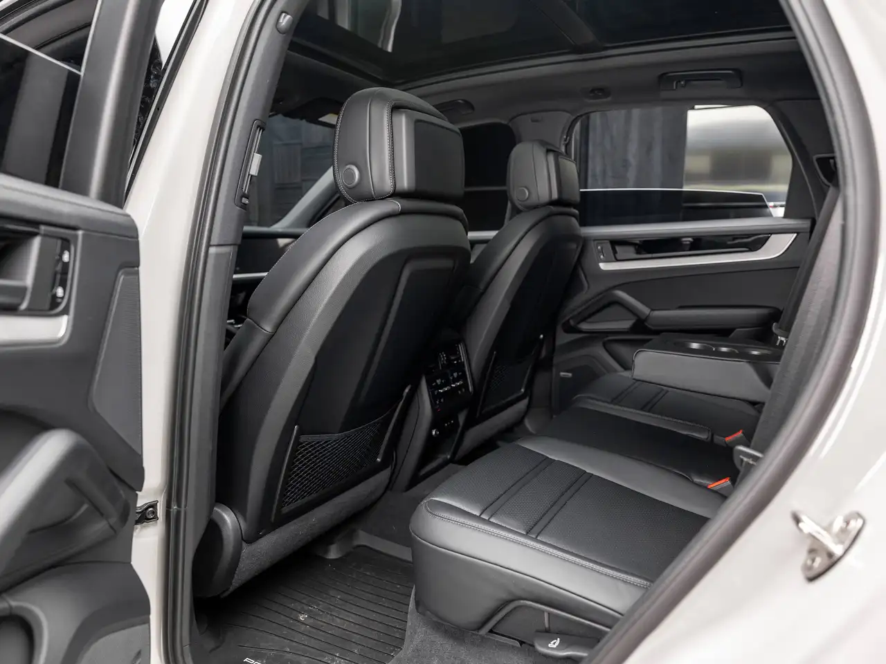 Porsche Cayenne - Image 28