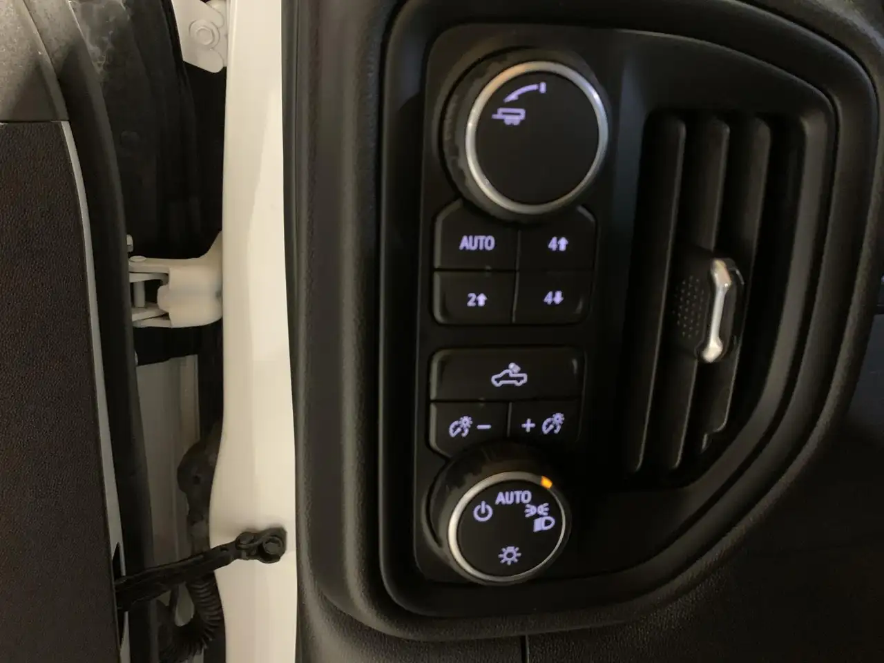 Chevrolet Silverado - Image 23