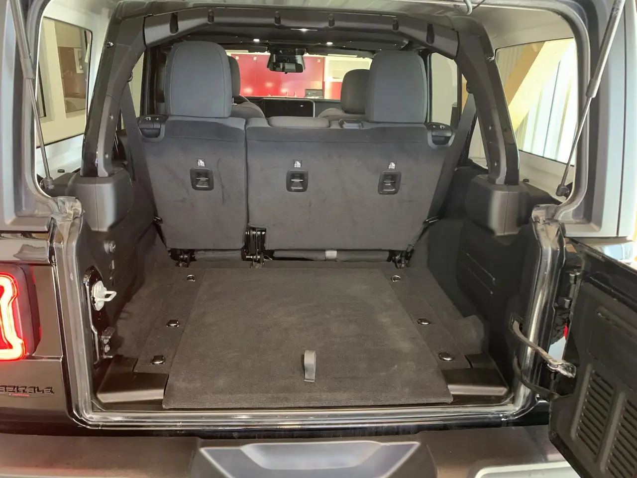 Jeep Wrangler - Image 11