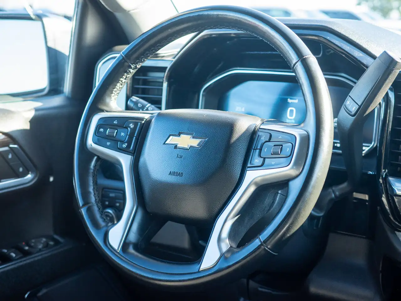Chevrolet Silverado 1500 - Image 17