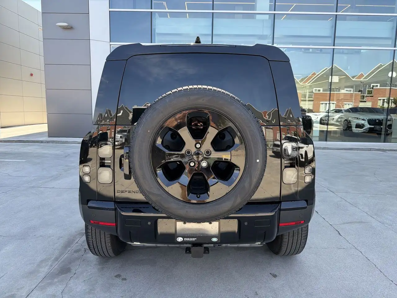 Land Rover Defender - Image 4