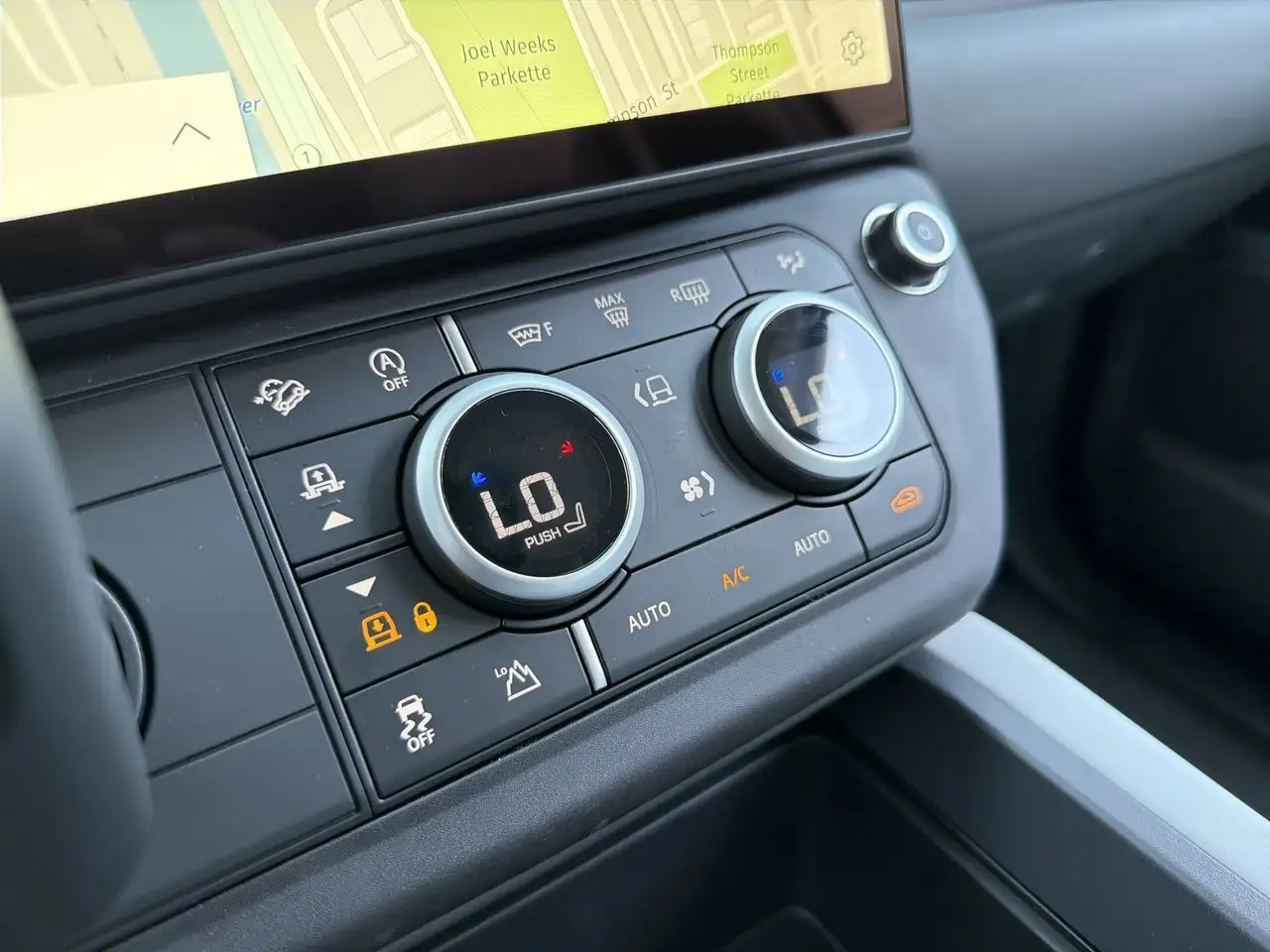 Land Rover Defender - Image 16