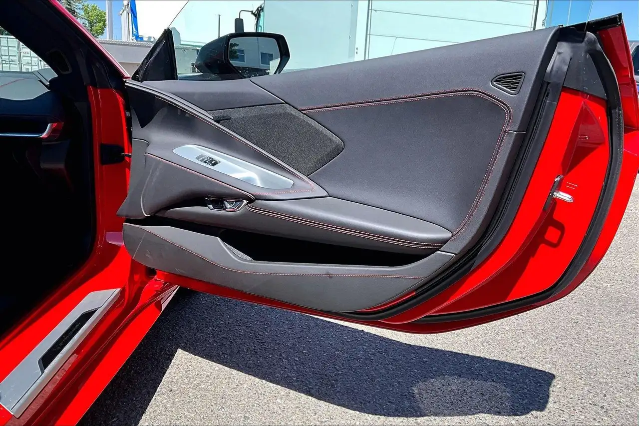 Chevrolet Corvette - Image 18