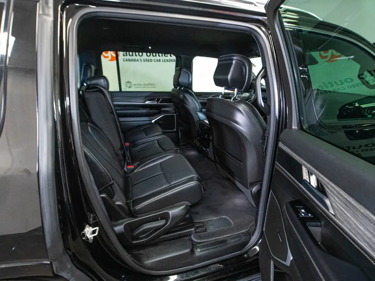 Jeep Wagoneer - Image 20