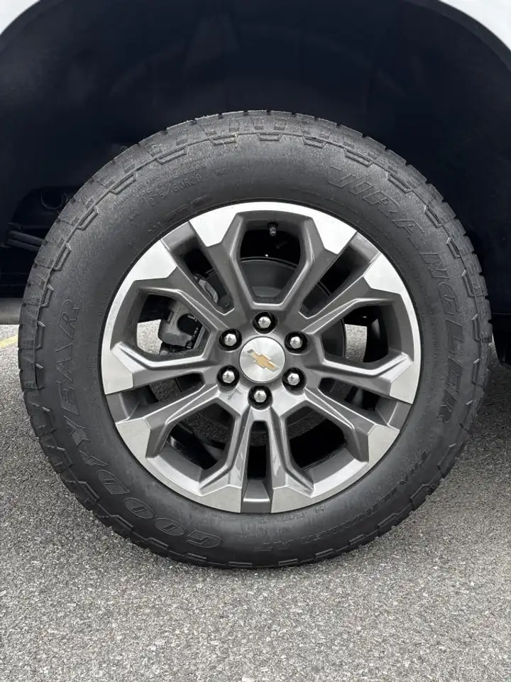 Chevrolet Silverado 1500 - Image 20