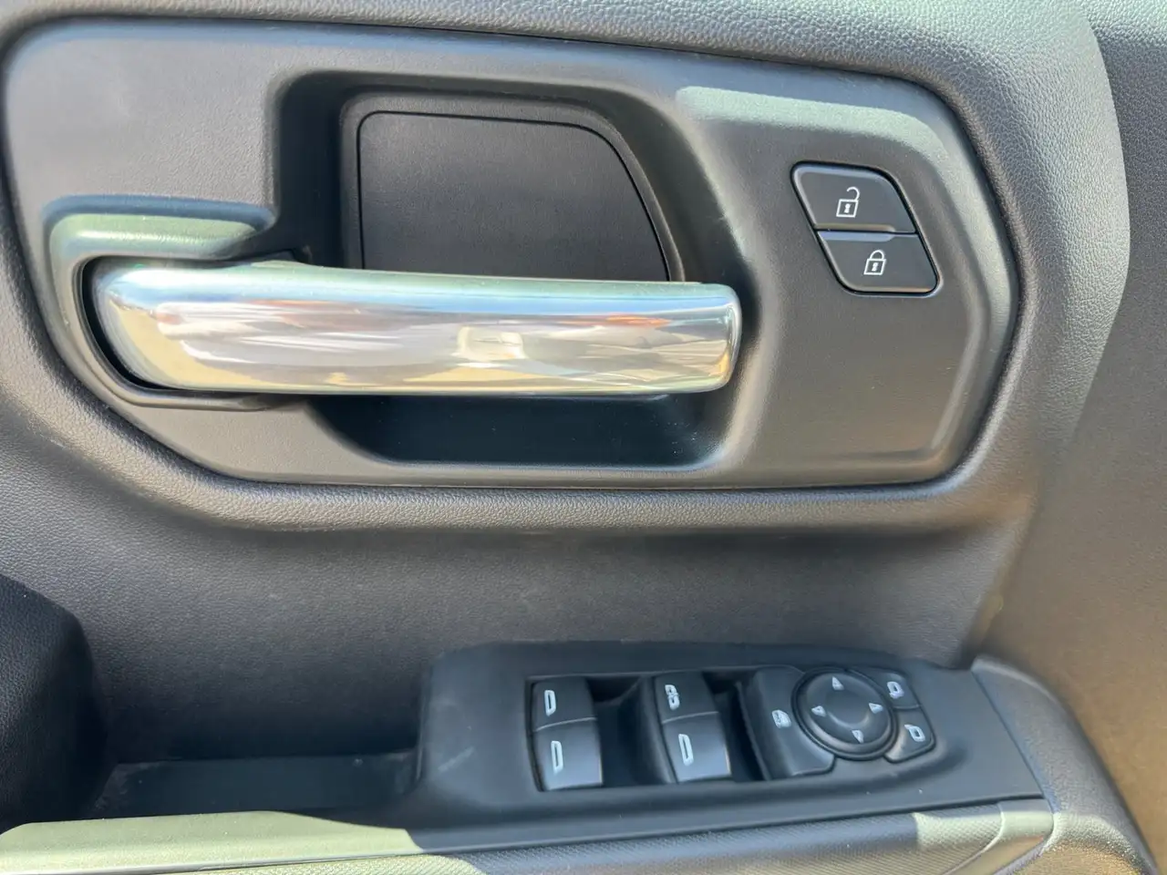 Chevrolet Silverado 1500 - Image 12