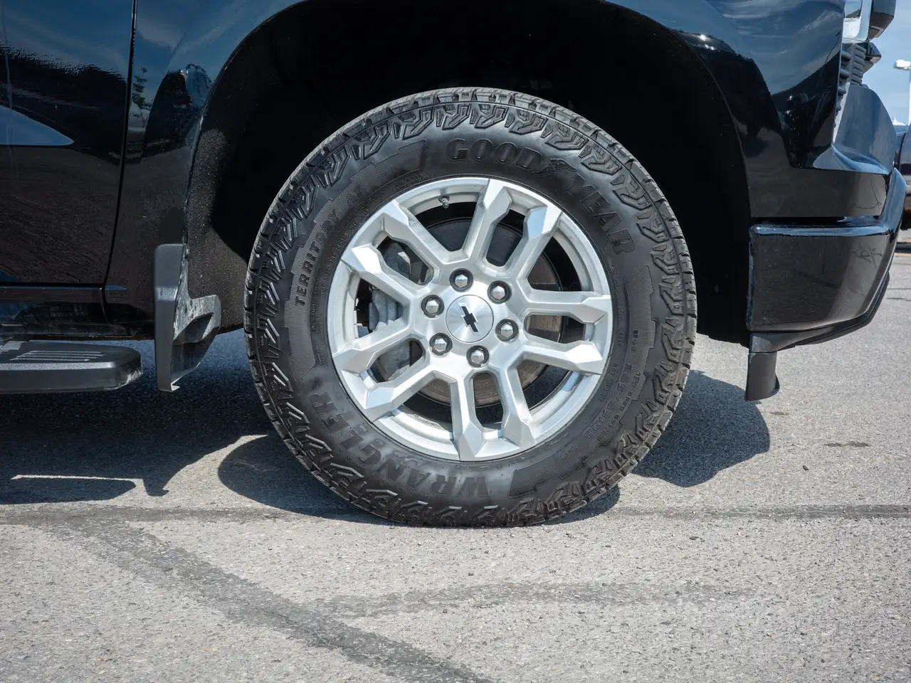 Chevrolet Silverado 1500 - Image 11