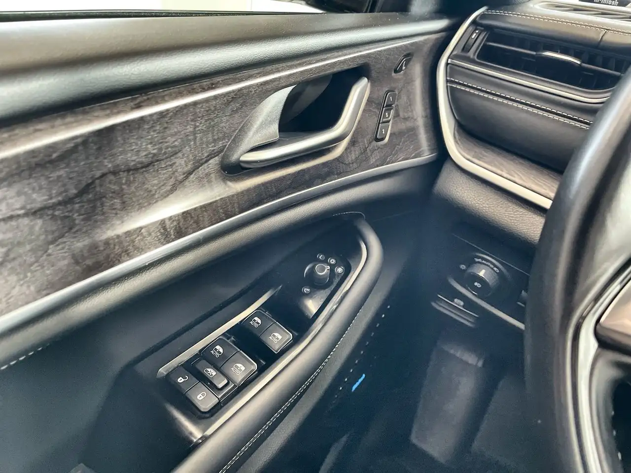 Jeep Grand Cherokee - Image 21